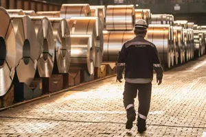 Thép cuộn thành phẩm tại nhà máy thép Thyssenkrupp ở Duisburg, Đức. Ảnh: Getty Images