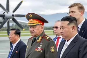 Thư ký Hội đồng an ninh Nga, Sergei Soigu (trái) và lãnh đạo Kim Jong Un (phải). Ảnh : TASS