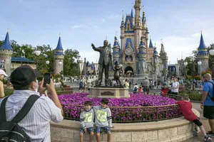 Du khách tham quan Công viên Magic Kingdom tại Khu nghỉ dưỡng Walt Disney World ở Lake Buena Vista, Fla (Mỹ). Ảnh: BLOOMBERG 