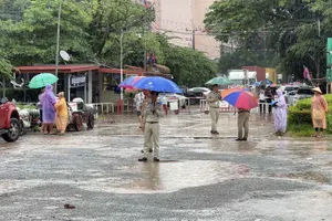Thắt chặt qua lại cửa khẩu Ban Hat Lek ở quận Khlong Yai, thuộc tỉnh Trat của Thái Lan ngày 8-6 trước khi hai bên nhất trí giảm leo thang căng thẳng biên giới. Ảnh: Bangkok Post