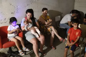 Người dân Israel tạm lánh xuống các hầm trú di động khi còi báo động vang lên. Ảnh: Times of Israel