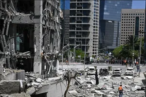 Hiện trường một vụ tên lửa của Iran bắn vào Israel. Ảnh: THX