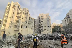 Đội cứu hộ Israel tìm kiếm người sống sót trong đống đổ nát của tòa nhà trúng tên lửa Iran. Ảnh: Al Jazeera 