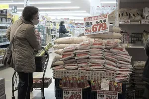 Một khách hàng mua gạo tại siêu thị Marusan ở Koshigaya, tỉnh Saitama, Nhật Bản. Ảnh : Getty Images