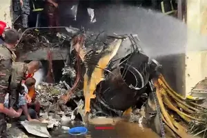 Hiện trường máy bay rơi. Ảnh : www.adaderana.lk