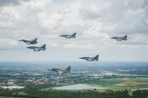 Máy bay chiến đấu F-16 của không quân Thái Lan được điều đến khu vực giao tranh. Ảnh: PHNOMPENH POST 