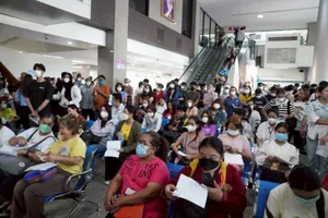 Người dân Thái Lan tập trung tại Trung tâm Máu Quốc gia của Hội Chữ thập đỏ Thái Lan để hiến máu hỗ trợ các bệnh nhân bị ảnh hưởng bởi cuộc xung đột đang diễn ra dọc biên giới Thái Lan - Campuchia. Ảnh: BANGKOK POST 