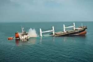 Con tàu được cho là Eternity C do Hy Lạp vận hành, treo cờ Liberia bị chìm trong đoạn phim do Houthis của Yemen công bố, ở Biển Đỏ. Ảnh: Yemeni Armed Forces 