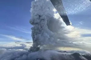 Lần đầu tiên sau khoảng 600 năm, núi lửa trên bán đảo Kamchatka của Nga đã phun trào sau trận động đất mạnh nhất trong lịch sử quan trắc. Ảnh: EPA 