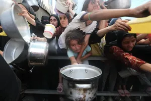 Người dân Palestine nhận thực phẩm do một tổ chức từ thiện phân phát tại trại tị nạn Nuseirat. Ảnh: ANADOLU AGENCY