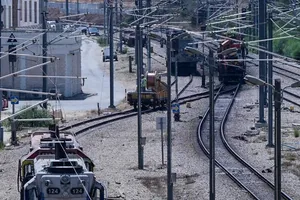 Công nhân sửa chữa đường ray xe lửa sau khi ngừng hoạt động do cơ sở hạ tầng cáp điện bị hư hại nặng nề tại Tel Aviv. Ảnh: Flash90