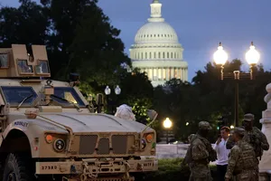 Các thành viên của Lực lượng Vệ binh Quốc gia và xe bọc thép tại Washington, DC. Ảnh: Getty Images