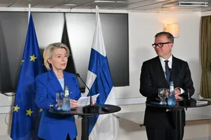 Bà Von der Leyen và Thủ tướng Phần Lan Petteri Orpo tại cuộc họp báo ngày 29-8 Ảnh: EPA