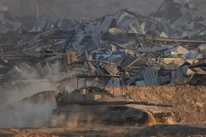 Binh lính Israel lái xe tăng bên trong Dải Gaza, nhìn từ miền Nam Israel, ngày 3 - 9. Ảnh: AP