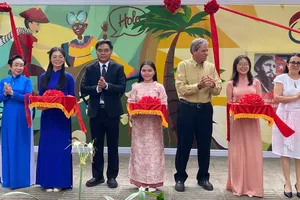 Các đại biểu cắt băng khánh thành bức tranh tường nhân kỷ niệm 65 năm thiết lập quan hệ ngoại giao Việt Nam – Cuba (1960 – 2025). Ảnh: XUÂN HẠNH