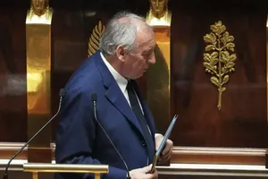 Thủ tướng Pháp Francois Bayrou không vượt qua bỏ phiếu tín nhiệm tại quốc hội. Ảnh: YAHOO NEWS 