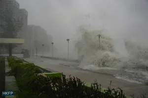 Hong Kong tê liệt khi Đài quan sát nâng mức cảnh báo lên mức cao nhất. Ảnh: HKFP