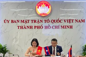 Đồng chí Trương Thị Bích Hạnh và đồng chí Somchay Xiongchongteng ký Bản ghi nhớ về hợp tác giai đoạn 2025 – 2030. Ảnh: XUÂN HẠNH