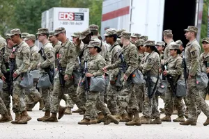 Các thành viên của lực lượng vệ binh quốc gia Texas tập trung tại Elwood, Illinois để đến khu vực Chicago. Ảnh : Getty Images