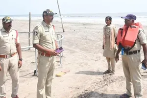 Cảnh sát tuần tra gần bãi biển Manginapudi, nơi đã bị đóng cửa do bão Montha ở quận Krishna. Ảnh: THE HINDU 