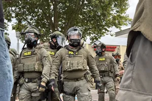 Các nhân viên thực thi pháp luật tại cơ sở Thực thi Di trú và Hải quan Mỹ ở Portland, bang Oregon. Ảnh: OPB