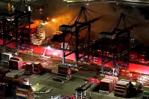 Ngọn lửa bùng phát trên một tàu container chở vật liệu nguy hiểm tại Cảng Los Angeles. Ảnh: KNBC