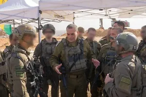 Tổng tham mưu trưởng Lực lượng Phòng vệ Israel, Trung tướng Eyal Zamir (giữa) phát biểu trước quân đội ở Dải Gaza, ngày 7-12. Ảnh : IDF