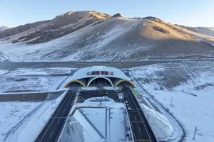 Ảnh chụp từ máy bay không người lái cho thấy khung cảnh bên ngoài đường hầm Tianshan Shengli trên đường cao tốc Urumqi-Yuli ở Khu tự trị Tân Cương Duy Ngô Nhĩ, Trung Quốc. Ảnh: THX