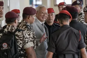 Cựu thủ tướng Najib Razak được đưa đến Khu phức hợp Tòa án Kuala Lumpur. Ảnh: CNA/Fadza Ishak 