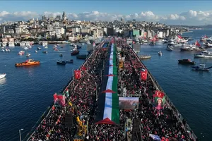 Hình ảnh cầu Galata từ trên cao, khi người dân Istanbul tập trung tuần hành thể hiện sự đoàn kết với người Palestine, kêu gọi chấm dứt chiến tranh ở Gaza, vào ngày 1-1-2026: Ảnh: Cemaleddin Turan/AA