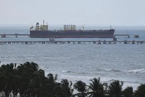 Một tàu chở dầu đang neo đậu tại cầu cảng của nhà máy lọc dầu El Palito thuộc công ty dầu khí nhà nước PDVSA của Venezuela. Ảnh: CNBC