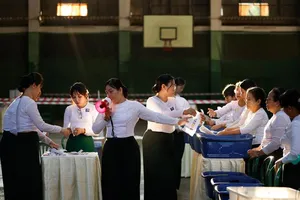 Các quan chức bầu cử Myanmar kiểm đếm phiếu bầu sau khi kết thúc giai đoạn thứ ba của cuộc tổng tuyển cử tại một điểm bỏ phiếu ở Yangon, Myanmar, ngày 25-1. Ảnh: EPA-Yonhap 