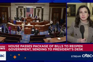 Truyền thông Mỹ đưa tin Hạ viện Mỹ đã thông qua một gói chi tiêu trị giá khoảng 1.200 tỷ USD nhằm chấm dứt tình trạng chính phủ đóng cửa một phần. Ảnh: CNBC