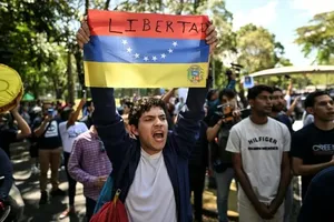 Hàng ngàn người ủng hộ Tổng thống Venezuela Nicolas Maduro đã xuống đường tuần hành tại thủ đô Caracas. Ảnh: YAHOO NEWS