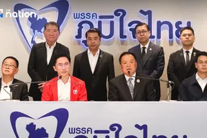 Các nhân vật chủ chốt đại diện hai đảng tổ chức họp báo sau cuộc đàm phán chiều 13-2. Ảnh : Nation