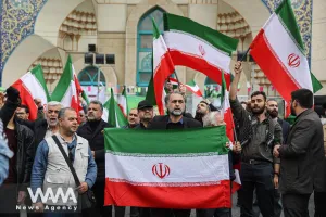 Người dân xuống đường biểu tình phản đối Mỹ và Israel tại thủ đô Tehran, Iran. Ảnh : WANA