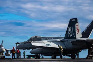 Bộ Tư lệnh Trung tâm Hoa Kỳ (CENTCOM) công bố ảnh tàu USS Ford phóng máy bay từ vùng biển phía Đông Địa Trung Hải. Ảnh : U.S Central Command