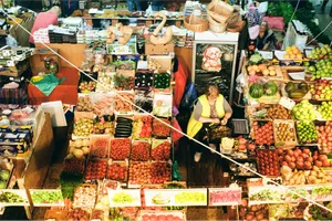 Sự thay đổi này có thể nhận thấy rõ ở sự đa dạng của các sản phẩm hiện đang được bày bán tại các chợ không chính thức. Ảnh: CARIBBEAN COUNCIL