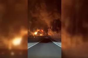 Ngọn lửa bốc cao gần một kho chứa xăng dầu ở phía Đông Bắc Tehran. Ảnh: CNN