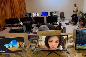 Hiện trường một đường dây lừa đảo bị phát hiện ở Campuchia. Ảnh: Khmer Times