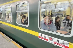 Một chuyến tàu chở khách rời ga Bắc Kinh vào ngày 12-3 để đi Bình Nhưỡng. Ảnh : Yonhap