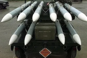 Tên lửa không đối không tầm trung (AMRAAM) của Mỹ. Ảnh : Militarywatch Magazine