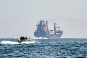 Iran ra lệnh quay đầu cho một tàu chở hàng hướng đến Karachi tại eo biển Hormuz. Ảnh: Trending Now