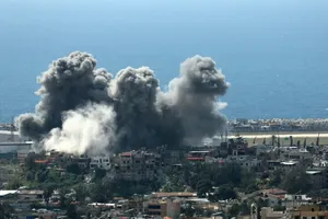 Các đợt không kích liên tiếp đã làm rung chuyển thủ đô Beirut, tạo ra các cột khói lớn bốc lên không trung. Ảnh: Anadolu Agency