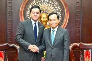 Đồng chí Trần Lưu Quang và ông Etienne Ranaivoson, Tổng Lãnh sự Pháp tại TPHCM. Ảnh: VIỆT DŨNG