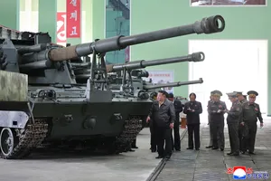 Nhà lãnh đạo Triều Tiên Kim Jong-un thị sát một khẩu pháo tự hành trong chuyến thăm một nhà máy sản xuất đạn dược lớn. Ảnh: KCNA