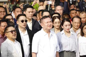 Ông Thaksin đứng im lặng trong khi quốc ca vang lên. Ảnh: BANGKOK POST