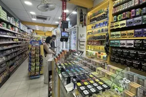 Các loại thuốc lá điện tử được bày bán tại một cửa hàng tạp hóa ở B Point, Johor Bahru, Malaysia. Ảnh: CNA 
