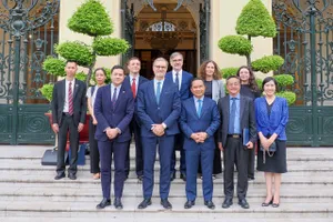 Chủ tịch UBND TPHCM Nguyễn Văn Được và Ngài Olivier Brochet, Đại sứ Pháp tại Việt Nam cùng thành viên trong đoàn chụp ảnh lưu niệm trước trụ sở UBND TPHCM, phường Sài Gòn. ẢNH: HOÀNG HÙNG
