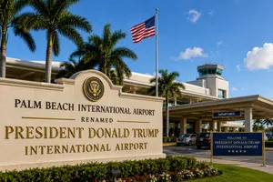 Biển báo mới chào đón hành khách sau khi Sân bay quốc tế Palm Beach chính thức được đổi tên thành Sân bay quốc tế Tổng thống Donald J. Trump. Ảnh: Sunday Guardian